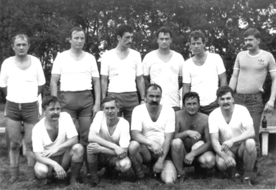 Reprezentacja 37 da OPK w rozgrywkach o puchar dowódcy dywizjonu w piłce nożnej. Od lewej stoją: sierż. Mariusz Świtoń, sierż. Bogdan Loch, por. Andrzej Liberek, chor. Paweł Czaja, sierż. Zdzisław Borowiecki, sierż. Marek Lewandowski. Klęczą od lewej: chor. Jan Skrzypczak, chor. Ryszard Dunajko, sierż. Zbigniew Buksik, chor. Krzysztof Mizerski i chor. Bogdan Bąk.