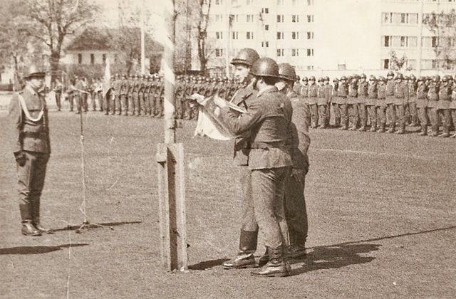 Por. Piotr Kowaluk jako dowódca pocztu flagowego. Por. Piotr Kowaluk jako dowódca pocztu flagowego.