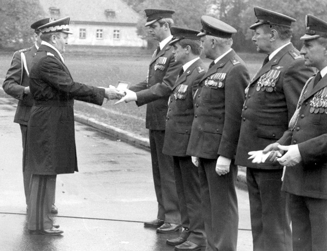 gen. bryg. Henryk Pietrzak - Szef Sztabu OPK, wręcza wyróżnienia 'Białą bronią'. Od prawej: płk Waldemar Jaworski, płk Stanisław Markiel,  ppłk Edmund Chojnowski, płk Zygmunt Apoloniusz Siekański i ppłk Zbigniew Przęzak. Asystujący, kpt Jan Grodzki.