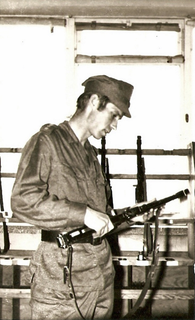 Rok 1977, por. Ryszard Sienkiewicz w magazynie broni. Rok 1977, por. Ryszard Sienkiewicz w magazynie broni.
