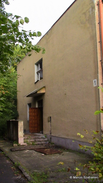 Widok na budynek koszarowy. Widok na budynek koszarowy.