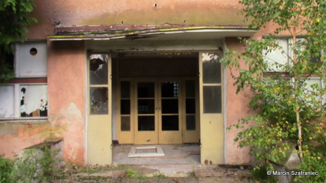 Wejście do budynku koszarowego. Wejście do budynku koszarowego.
