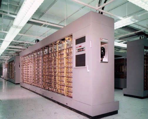 Wyspecjalizowany komputer IBM AN/FSQ-7 jednego z sektorów (podsektora) systemu SAGE. Wyspecjalizowany komputer IBM AN/FSQ-7 jednego z sektorów (podsektora) systemu SAGE.