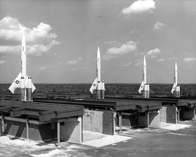 Stanowiska startowe CIM-10 Bomarc w 46. dywizjonie OP m. McGuire w stanie New Jersey. Stanowiska startowe CIM-10 Bomarc w 46. dywizjonie OP m. McGuire w stanie New Jersey.