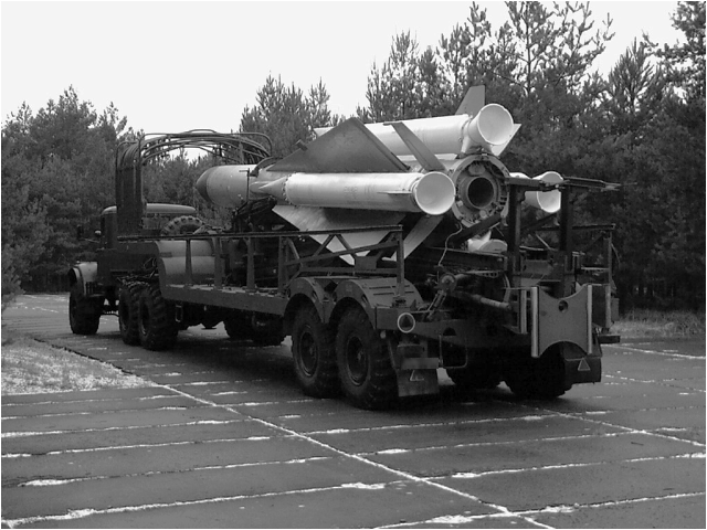 Podczas transportu rakiety na samochodzie transportowo-załadowczym 5T82M. Podczas transportu rakiety na samochodzie transportowo-załadowczym 5T82M.
