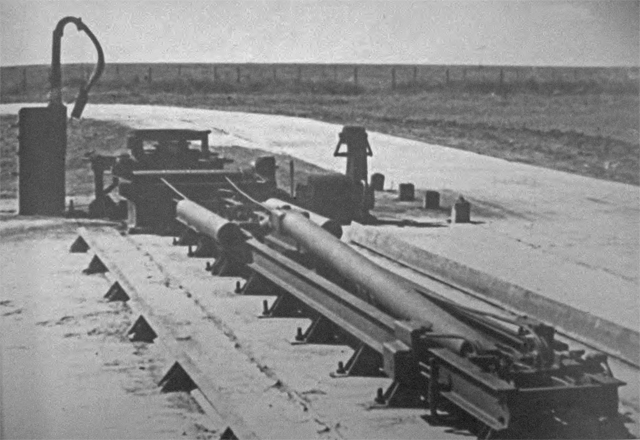 Stół startowy i urządzenie podnośne rakiet SM-102A. Stół startowy i urządzenie podnośne rakiet SM-102A.