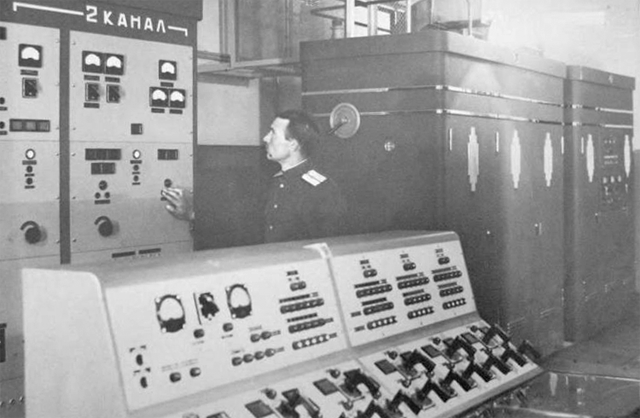 Na pierwszym planie pulpit sterowania pracą stacji B-200. Na pierwszym planie pulpit sterowania pracą stacji B-200.