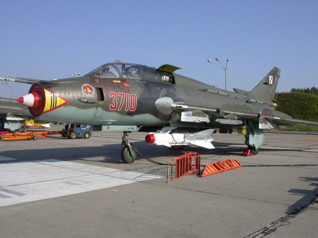 Samolot Su-22M4 4 klucza o Nr 3710 uzbrojony naprowadzaną telewizyjnie rakietą H-29T