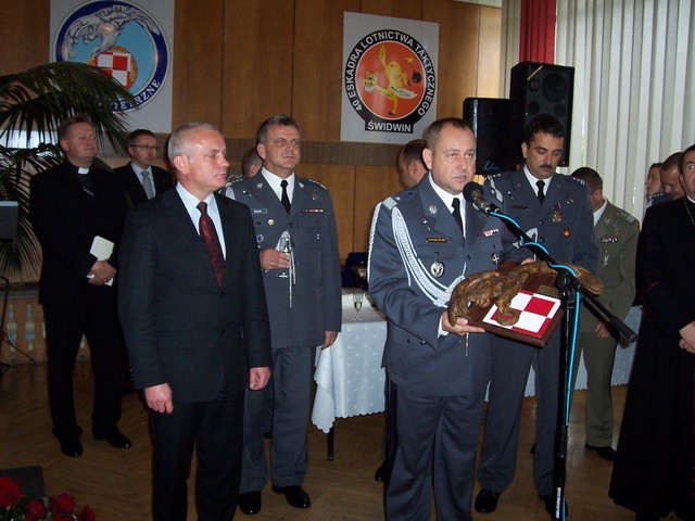 Sztandar 40. eskadry lotnictwa taktycznego.