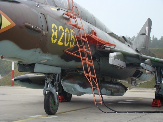 Samolot Su-22M4 o nr 8205 z podwieszonym zasobnikiem KKR.