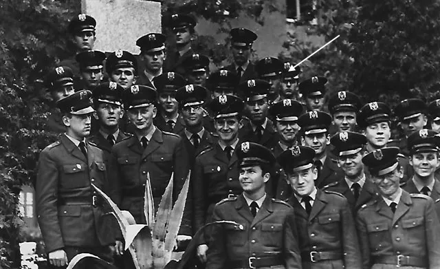 Uczestnicy podstawowego przeszkolenia podoficerskiego w WOS Wojsk Radiotechnicznych w Jeleniej Górze.