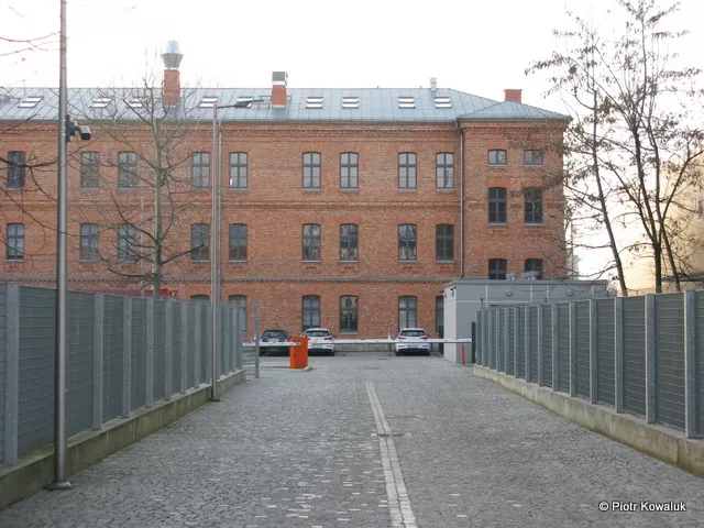 Wyremontowany dawny budynek koszarowy, obecnie siedziba NASK S.A.